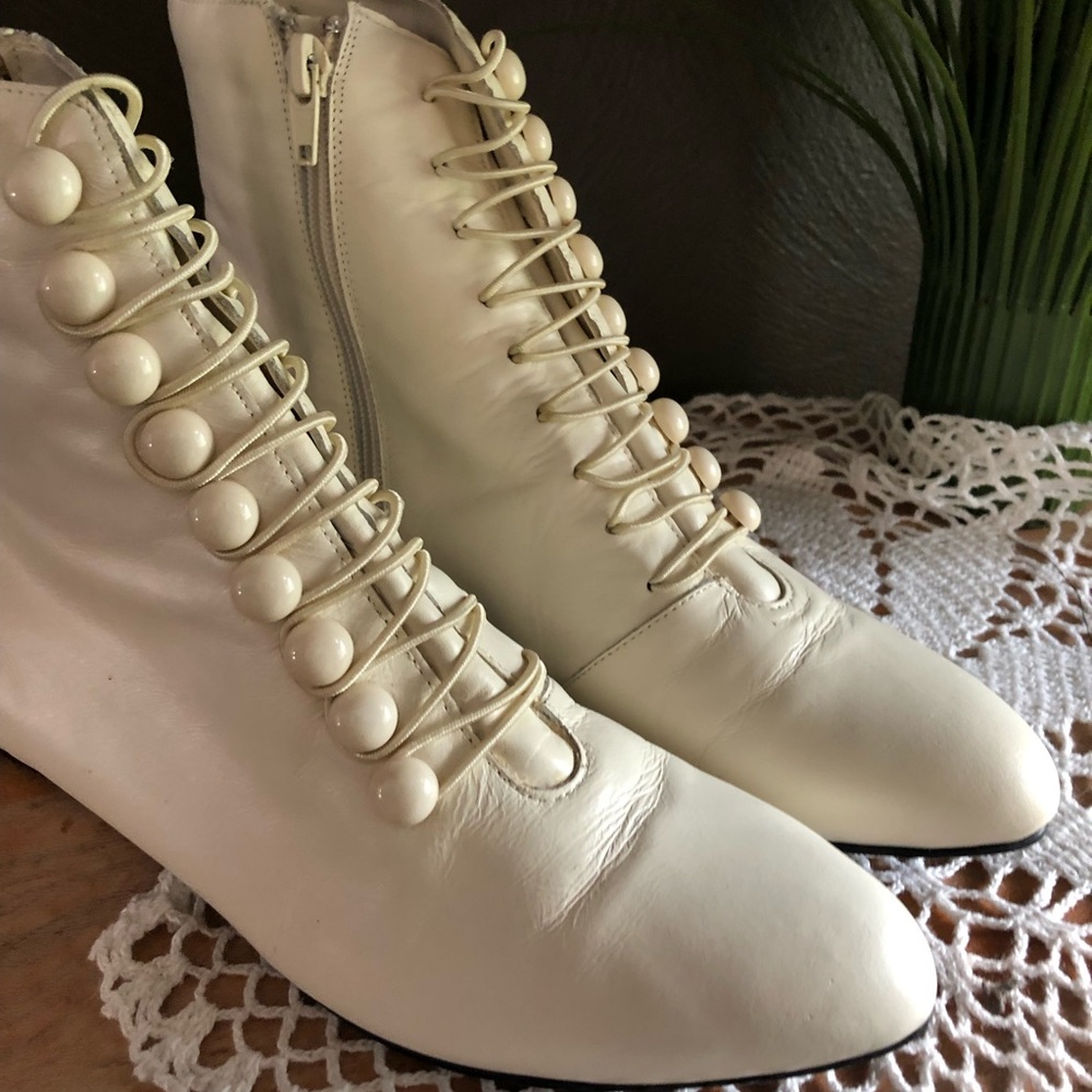 White retro Boots 7M